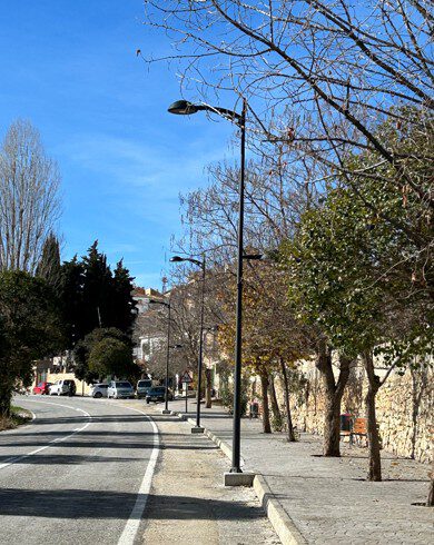 Eca D-32 Vial instalado sobre un brazo decorarivo en un entorno urbano