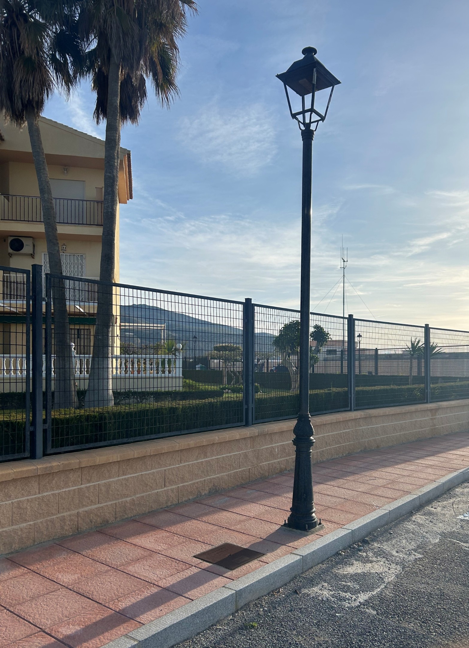 Farol Ecovilla LED instalado en una columna en un entorno urbano