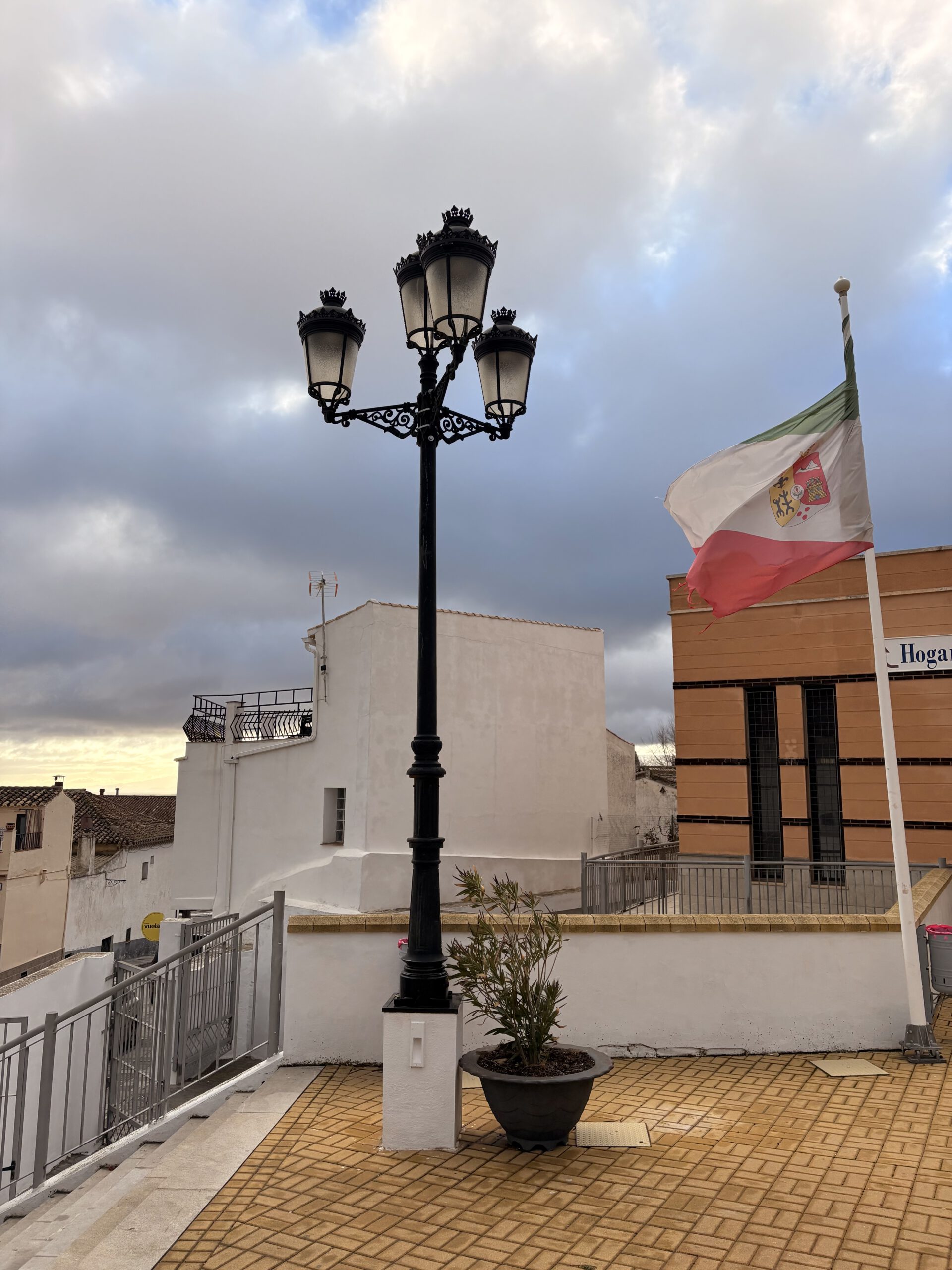 Farol Ecofernandino LED instalado en una columna en un entorno urbano