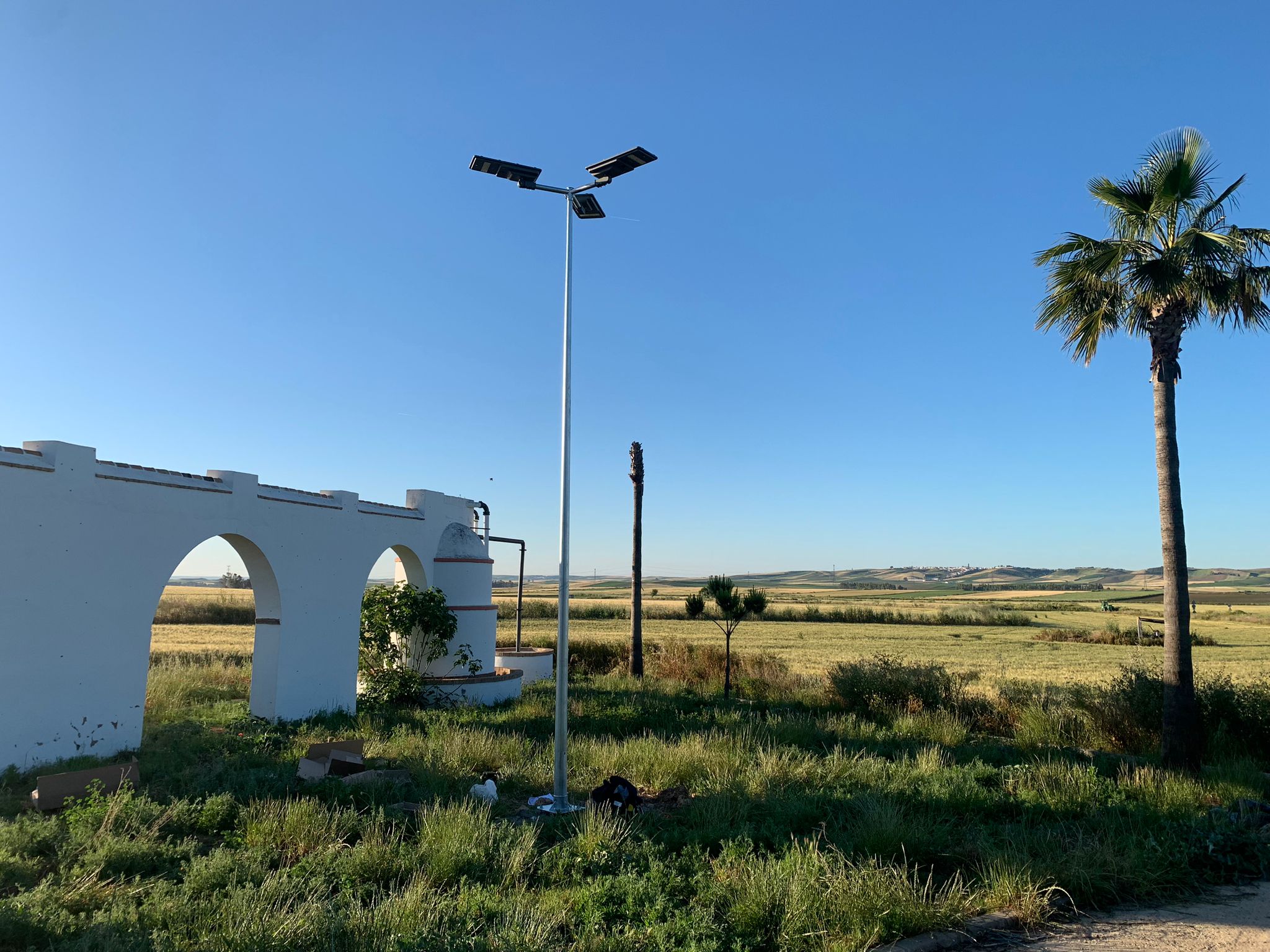 luminaria solar IVAP instalada en un terreno