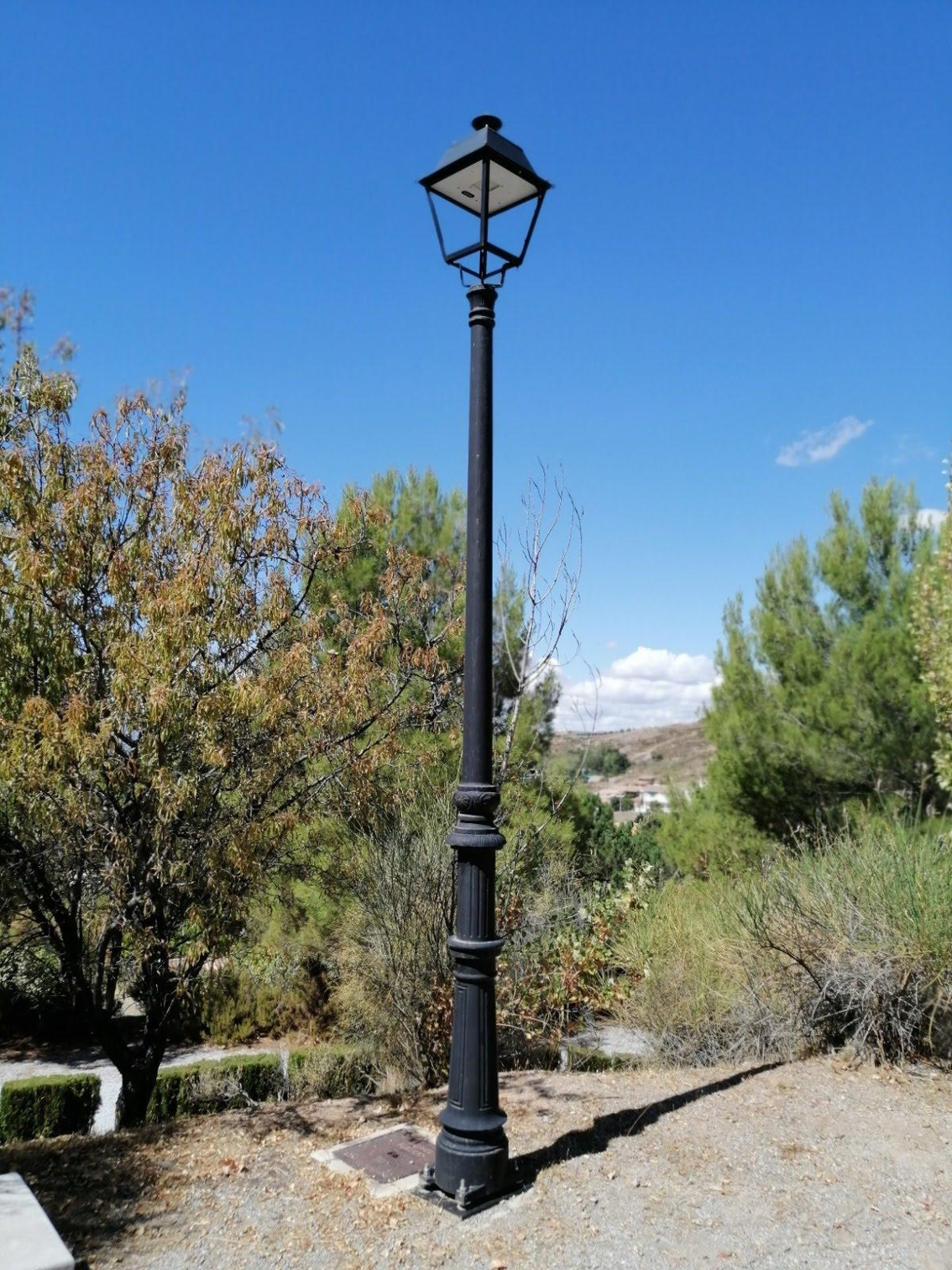 Columna Naranjo Fundicion para iluminación exterior y alumbrado público