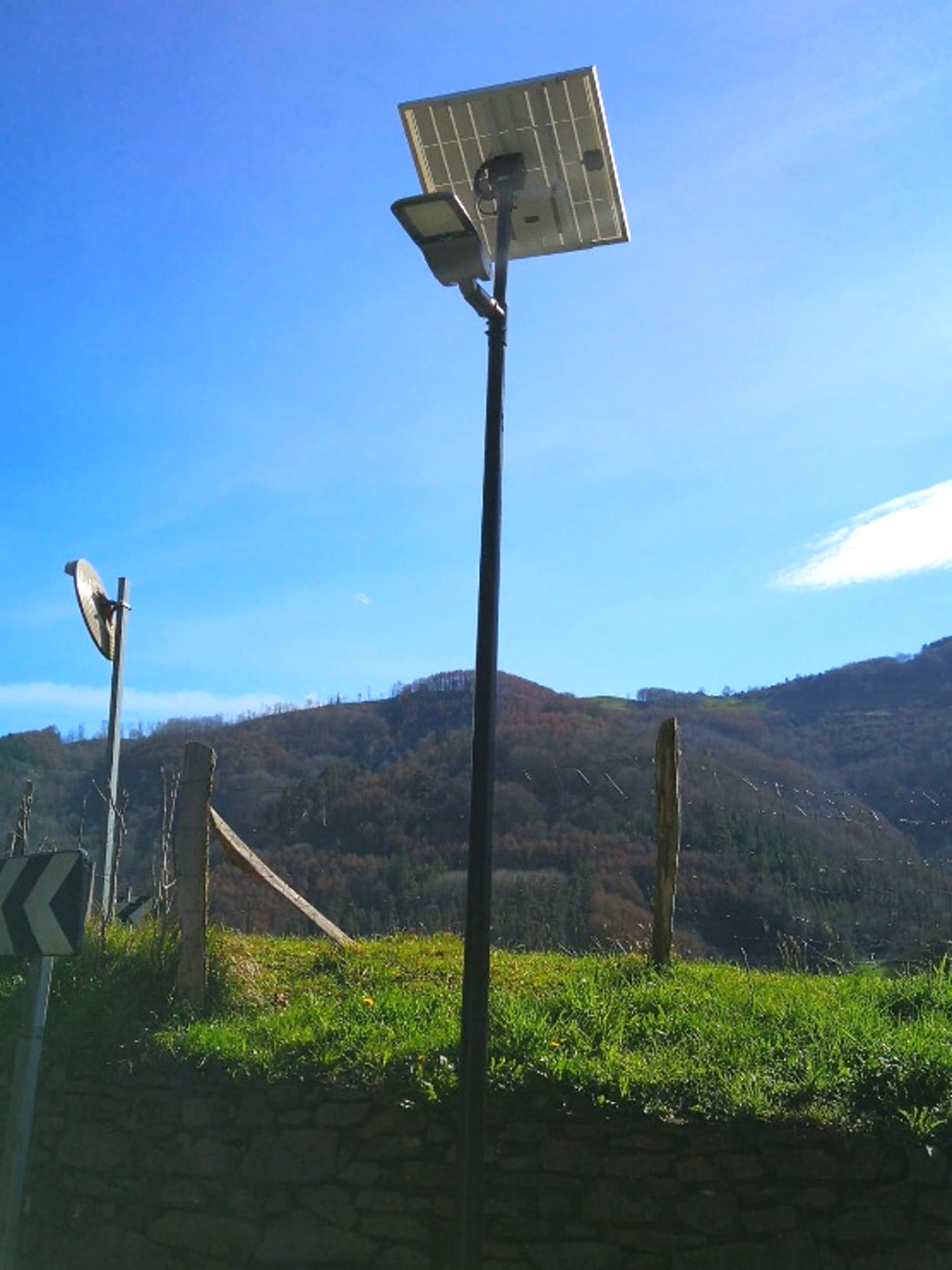 luminaria bora H9 instalada en un entorno urbano con el kit solar