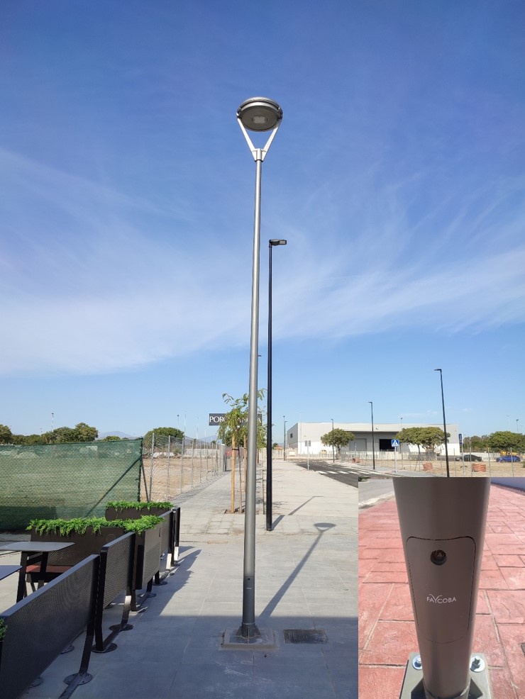 Columna troncoconica instalada en una plaza