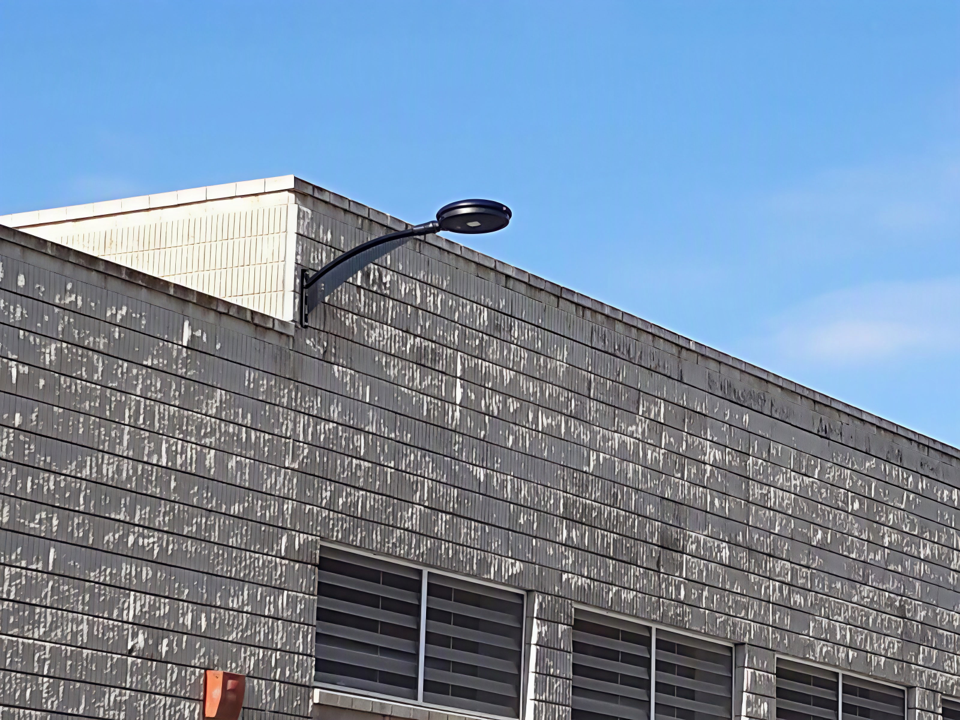 luminaria Ura D-21H instalada con un brazo en un entorno urbano