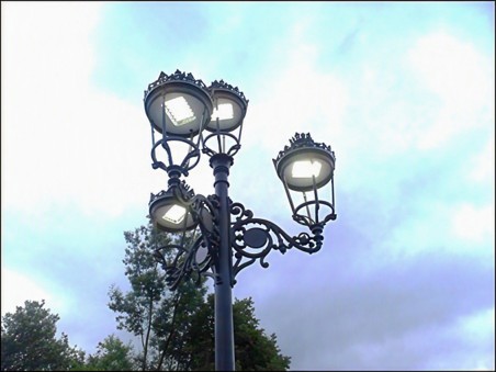 Farol Palacete LED instalado en una columna