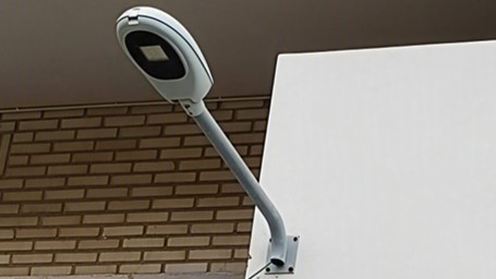 Brazo Universal BE-02 para iluminación exterior y alumbrado público