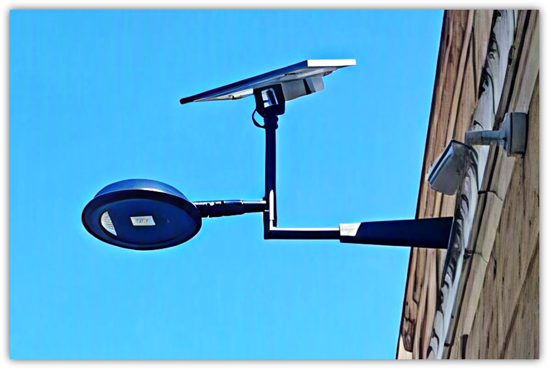 kit solar eca instalado en una columna de una carretera