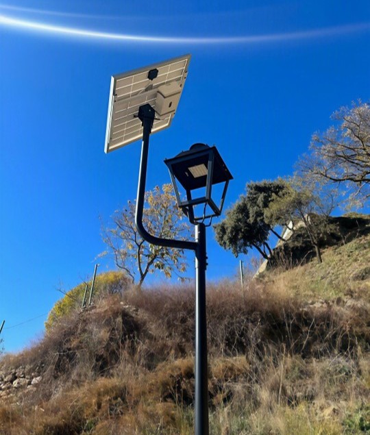 Farol Villa LED mas kit solar villa instalado en un parque publico de la ciudad