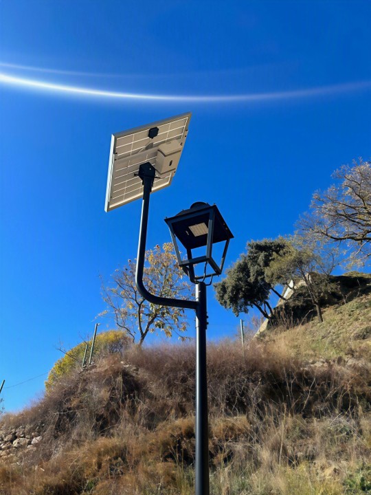 kit solar villa instalado en una columna en un parque