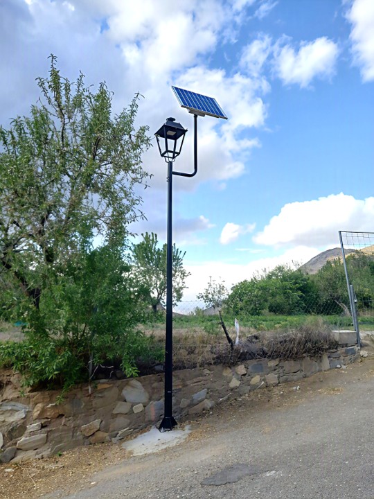 Farol Villa LED mas Kit solar villa instalado sobre columna decorativa para alumbrado público en parque urbano