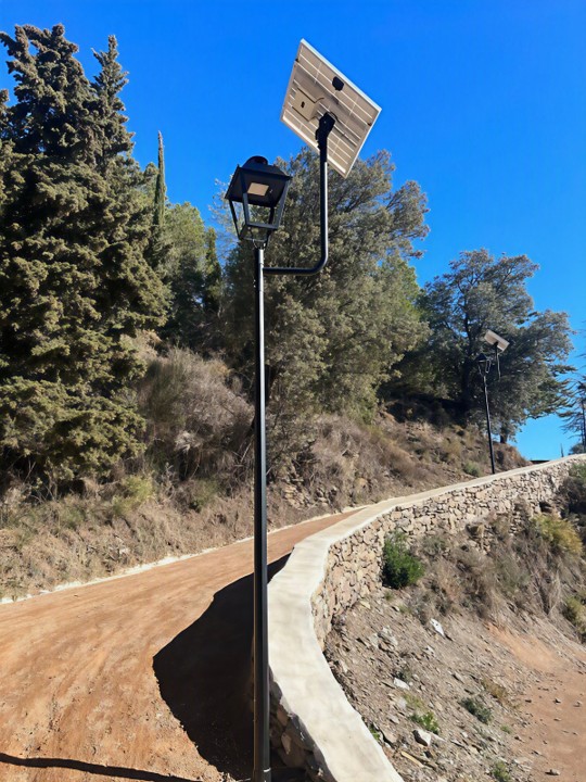 kit solar villa instalado en una columna en un parque