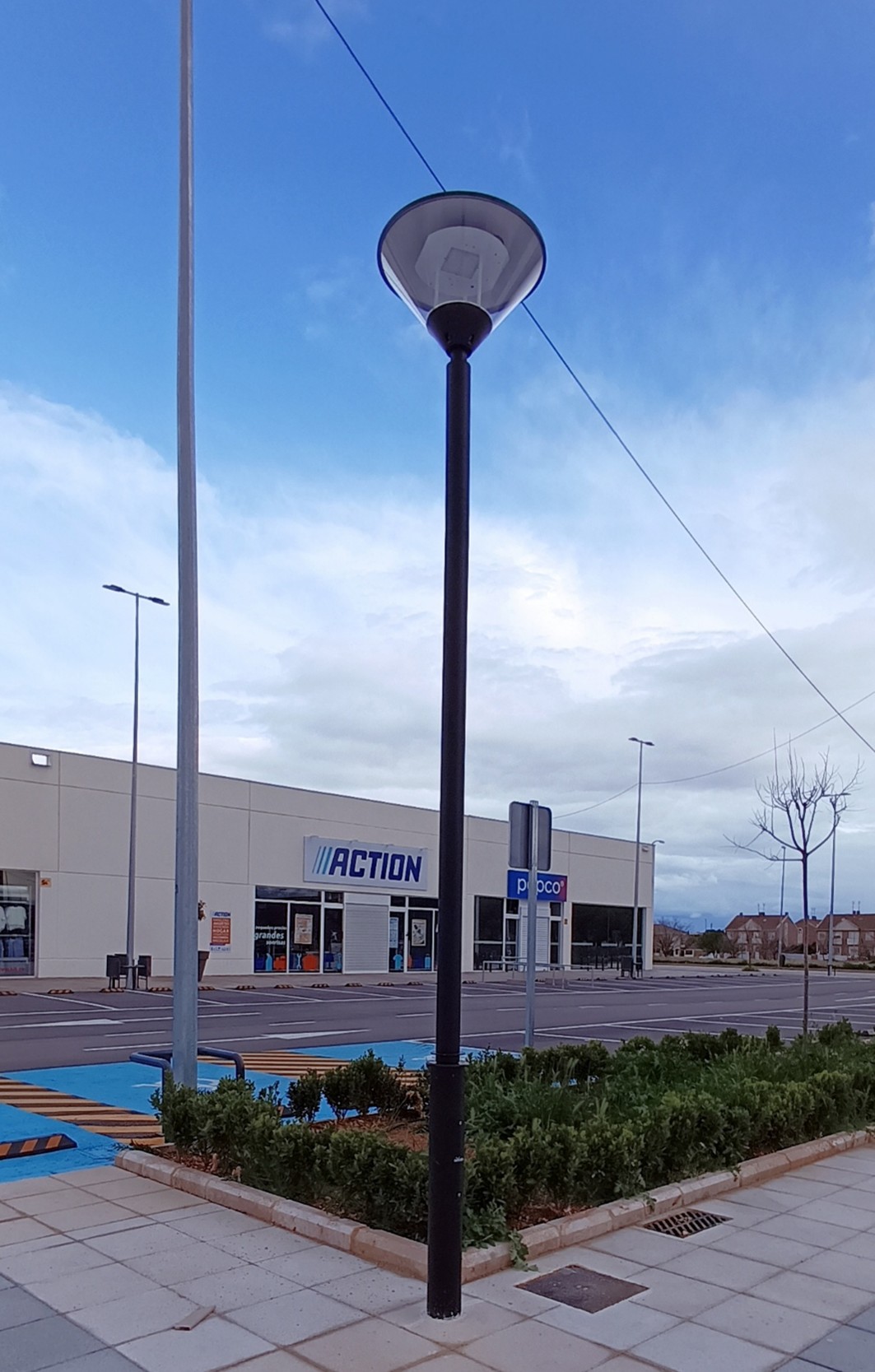 Columna Oporto OPB instalada en un entorno urbano
