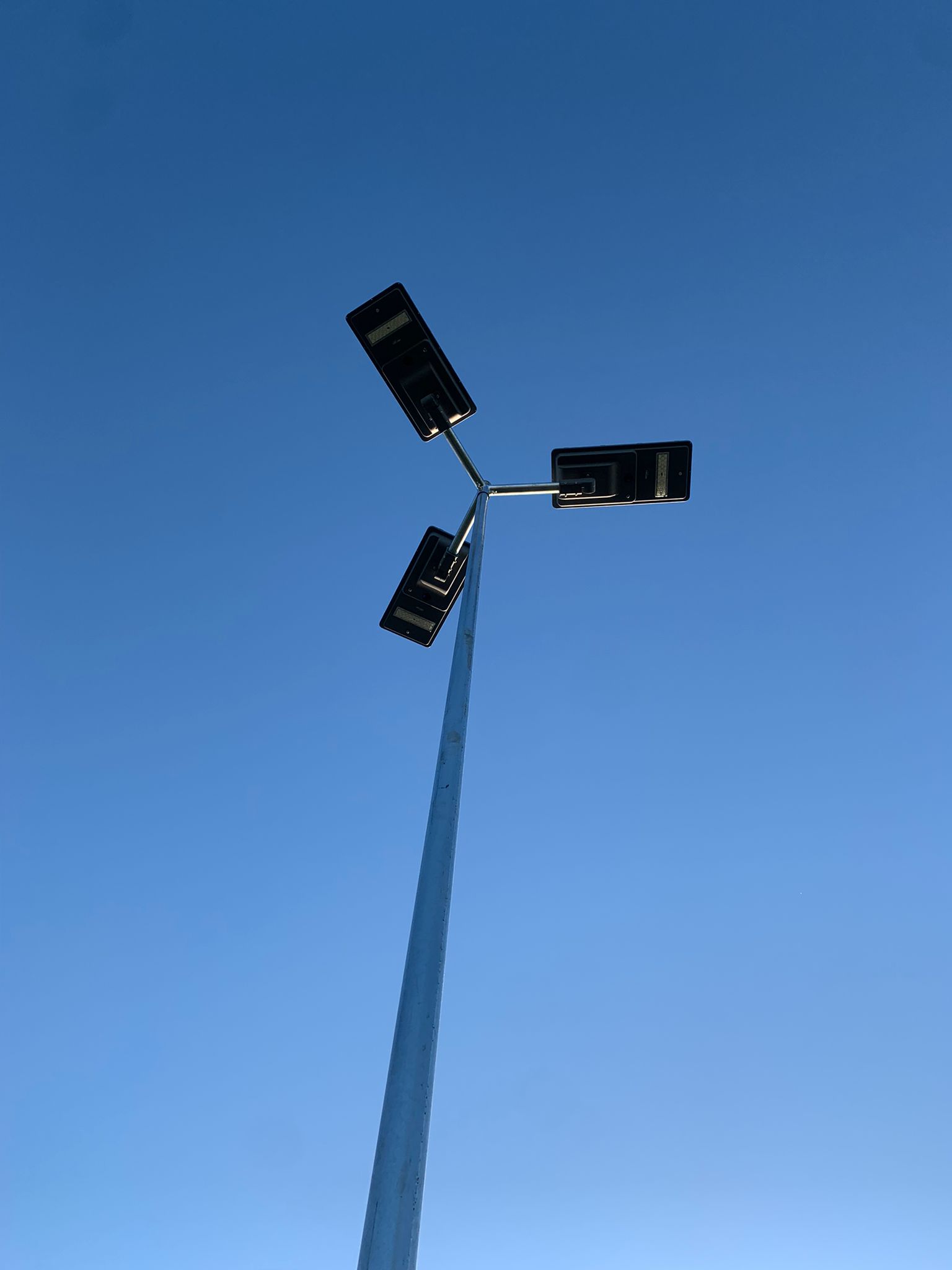 Luminaria Solar IVAP 30W LED para iluminación exterior y alumbrado público