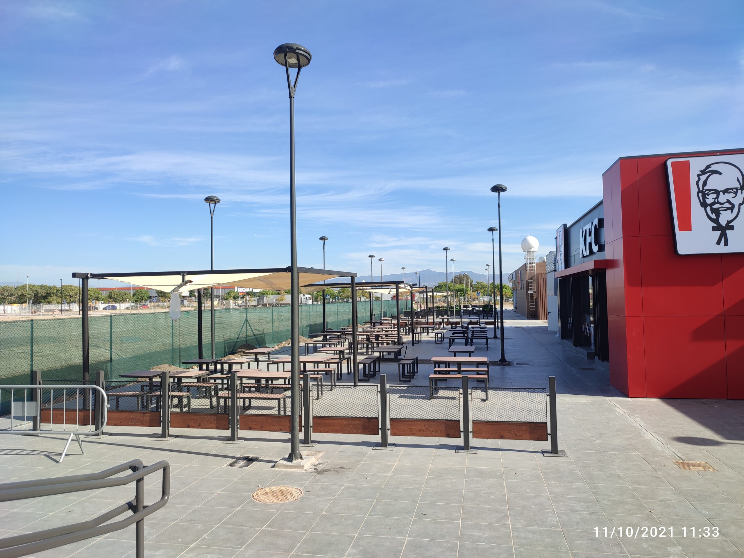 Luminaria Premiumn T-20L instalada en un entorno urbano