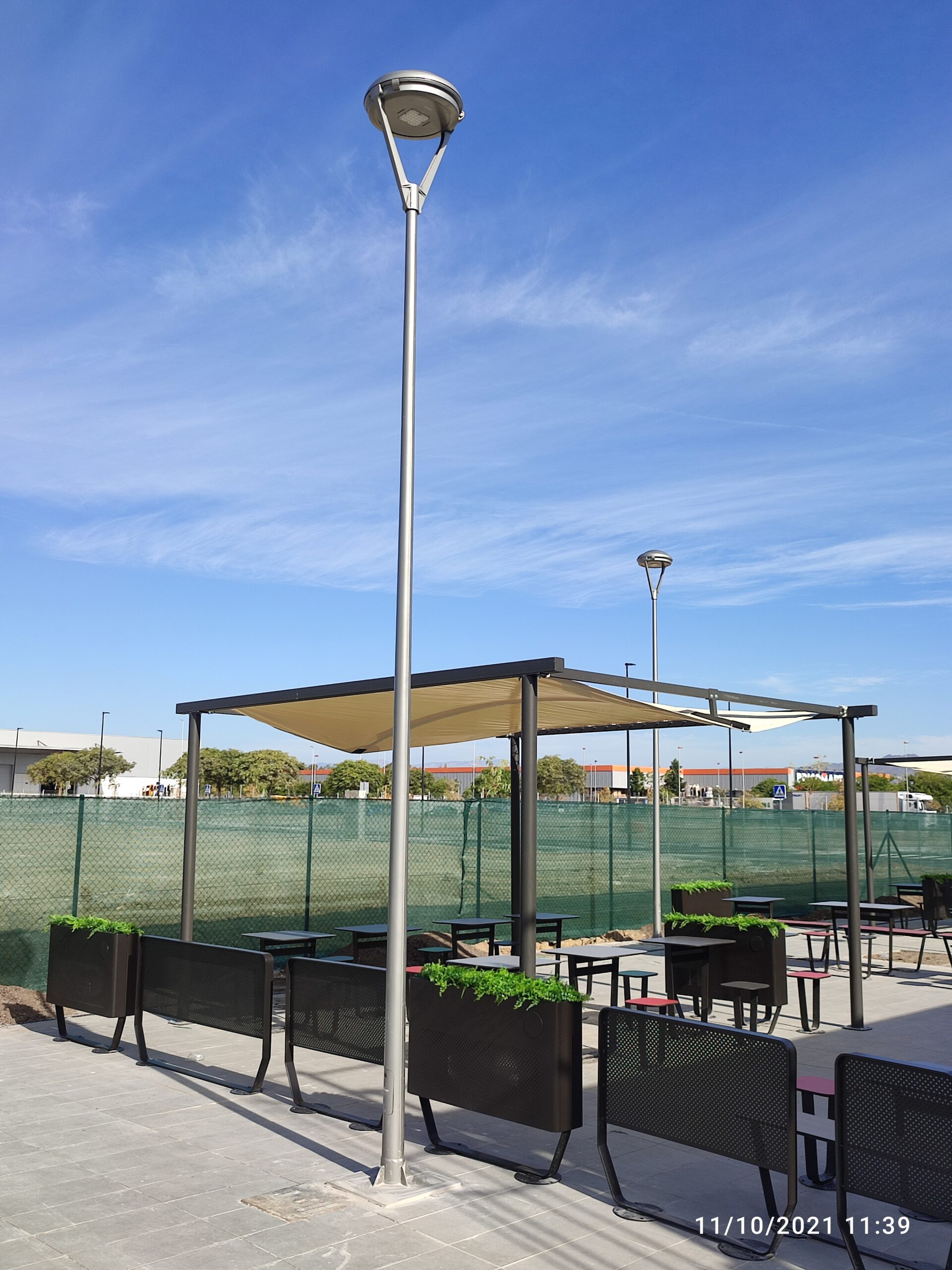 Columna troncoconica instalada en una plaza