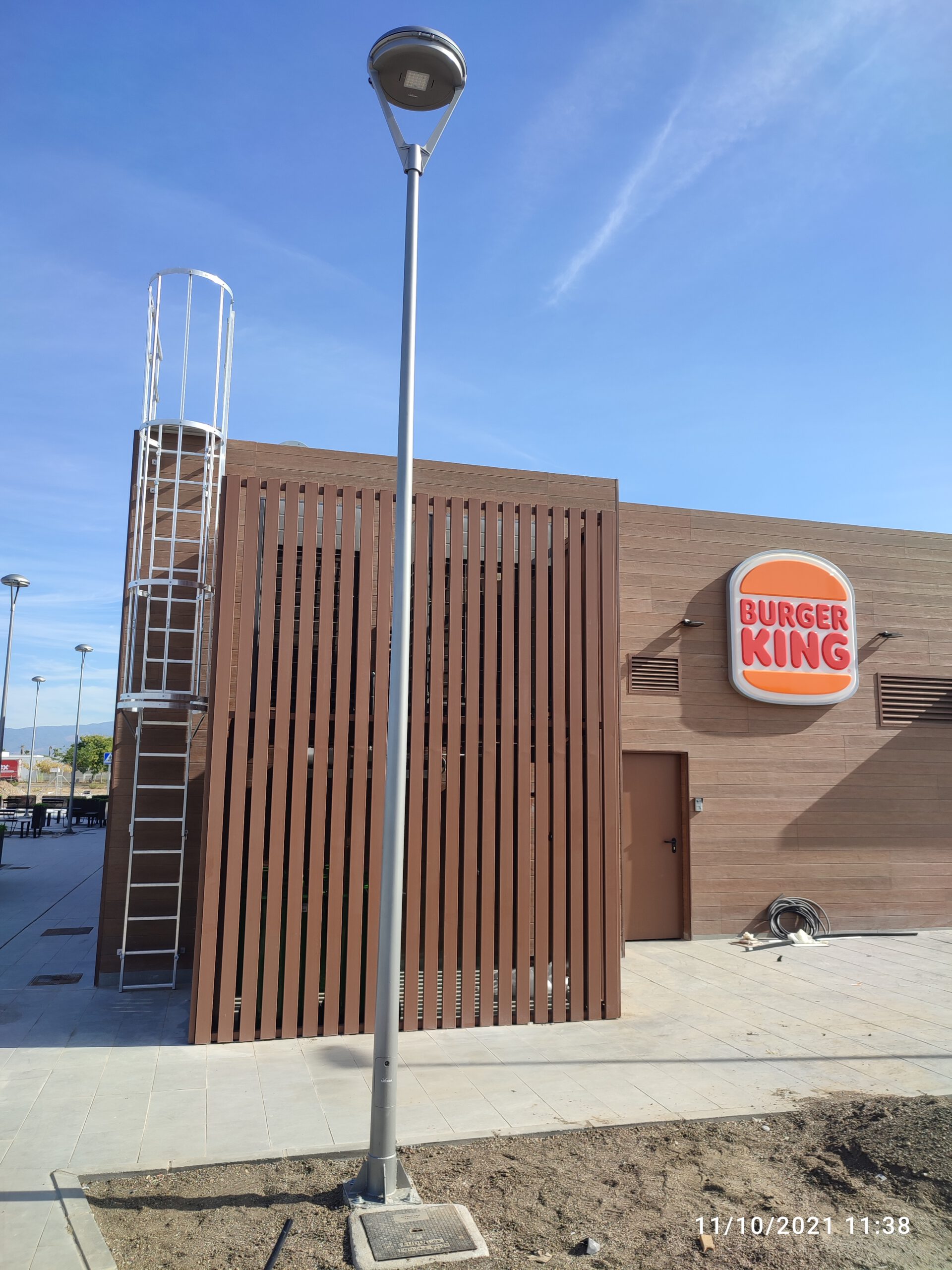 Columna troncoconica instalada en una plaza