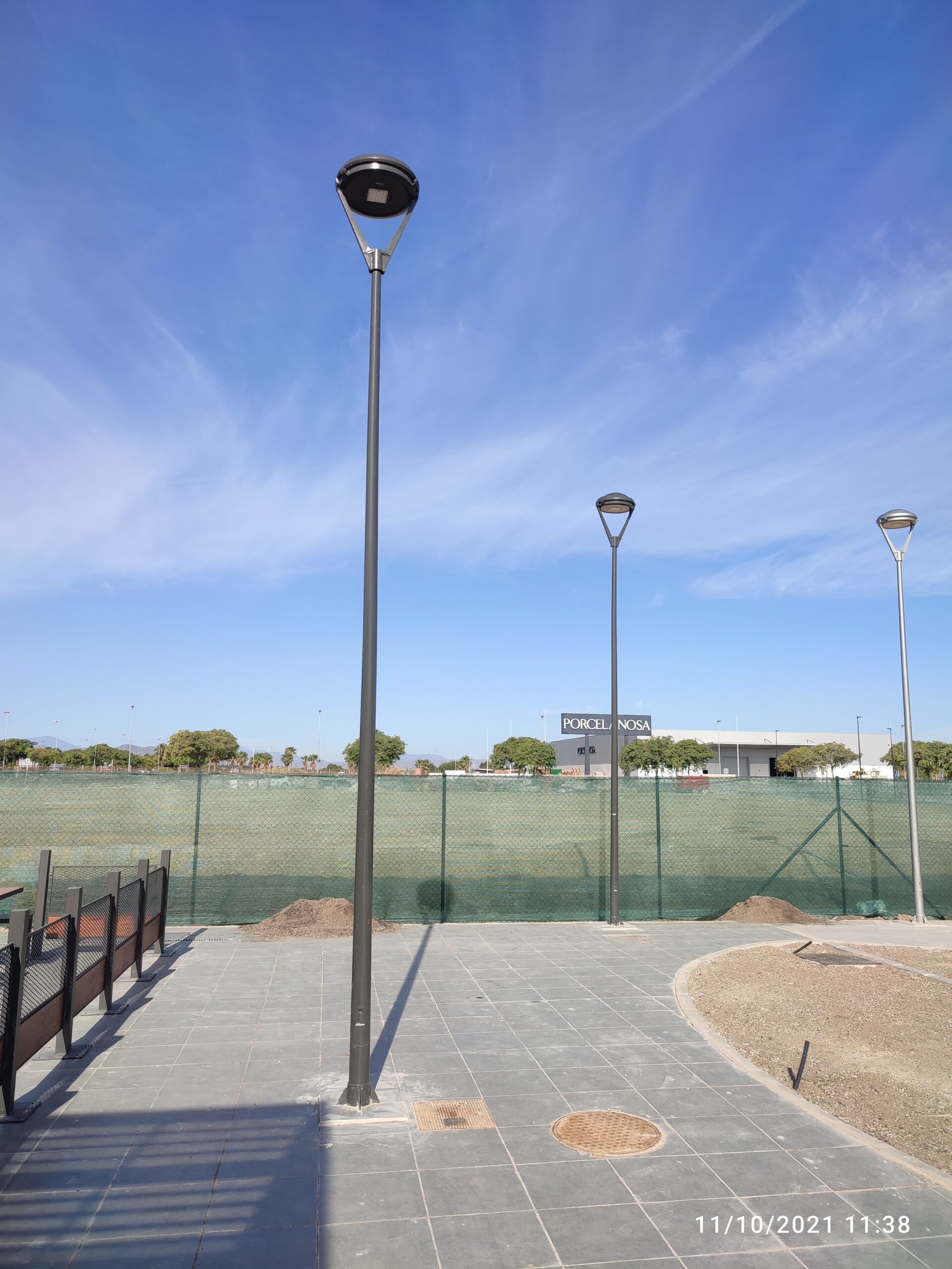 Columna troncoconica instalada en una plaza